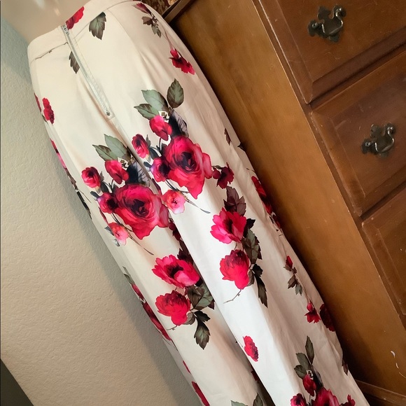 Gorgeous floral print flowy open leg pants - Picture 9 of 15
